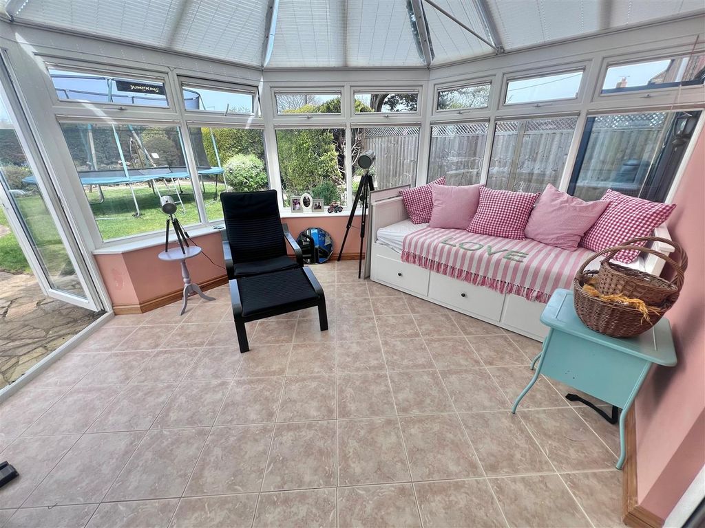 Property photo 3 of 21 Conservatory.Jpg