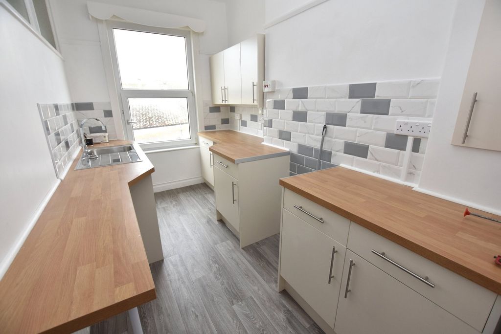 Property photo 3 of 8 Kitchen