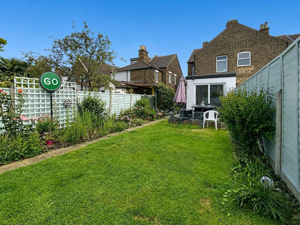 Property photo 2 of 20 Havering Rd, Rm1 For Sale By Barrain London Estate