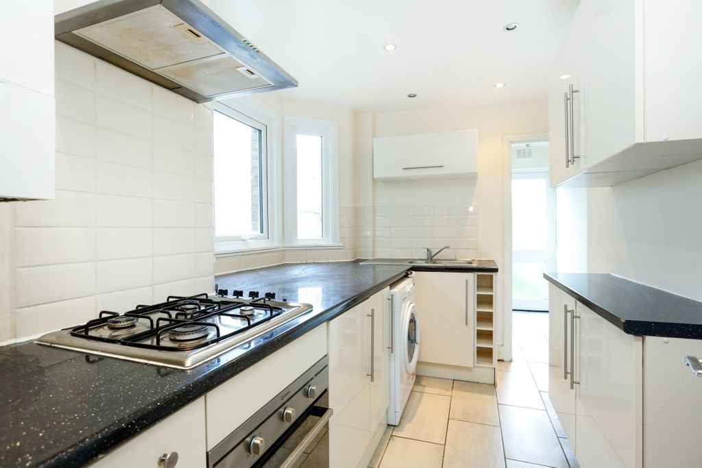 Property photo 3 of 11 20-Balvernie-Grov...