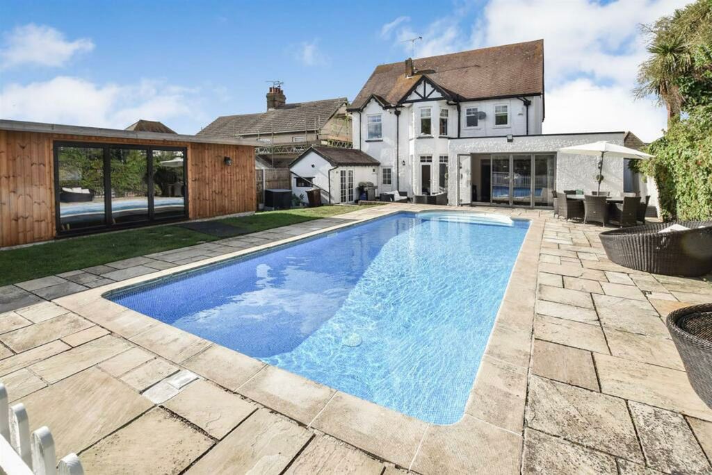 Property photo 2 of 33