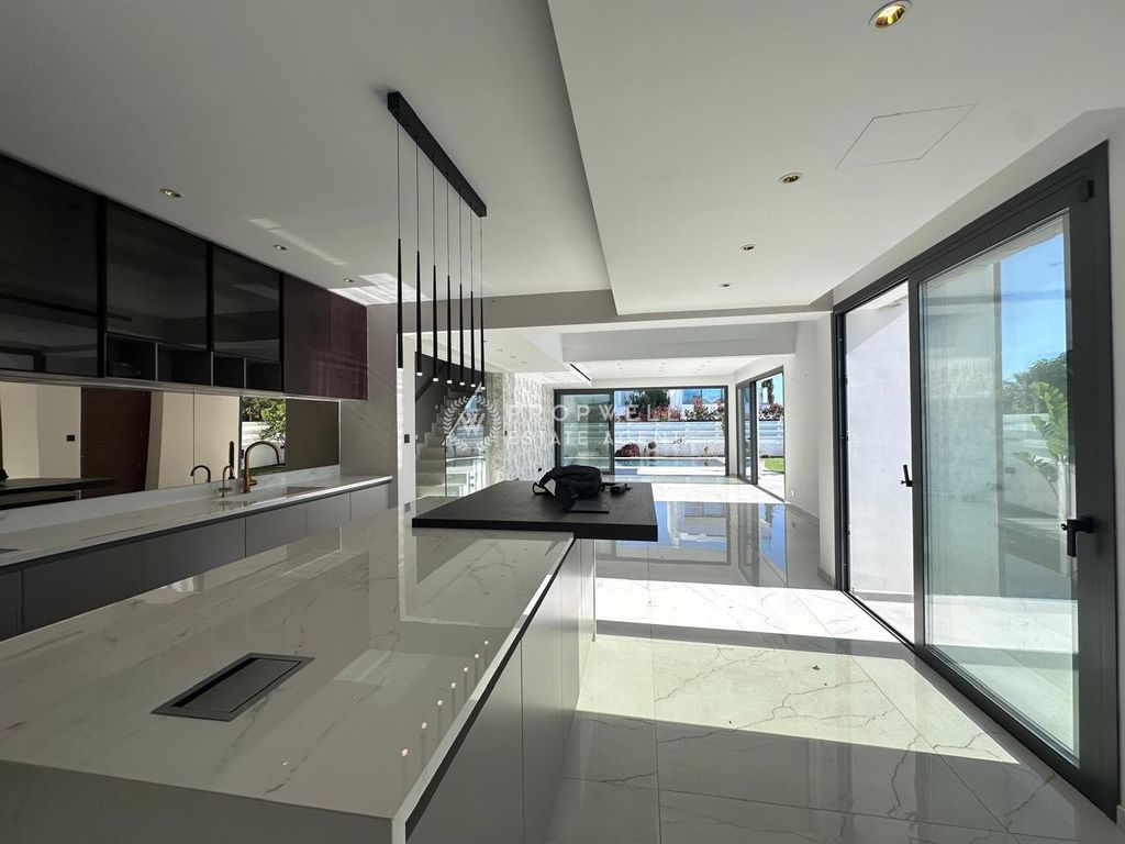 Property photo 2 of 43