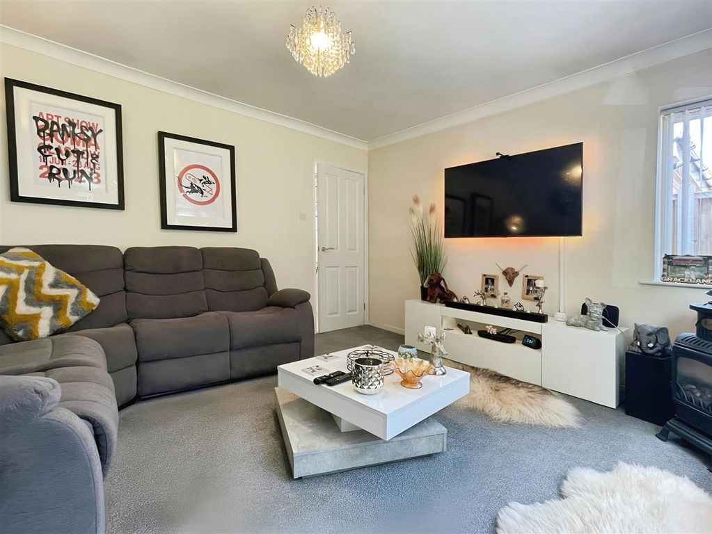 Property photo 3 of 31 Living Room