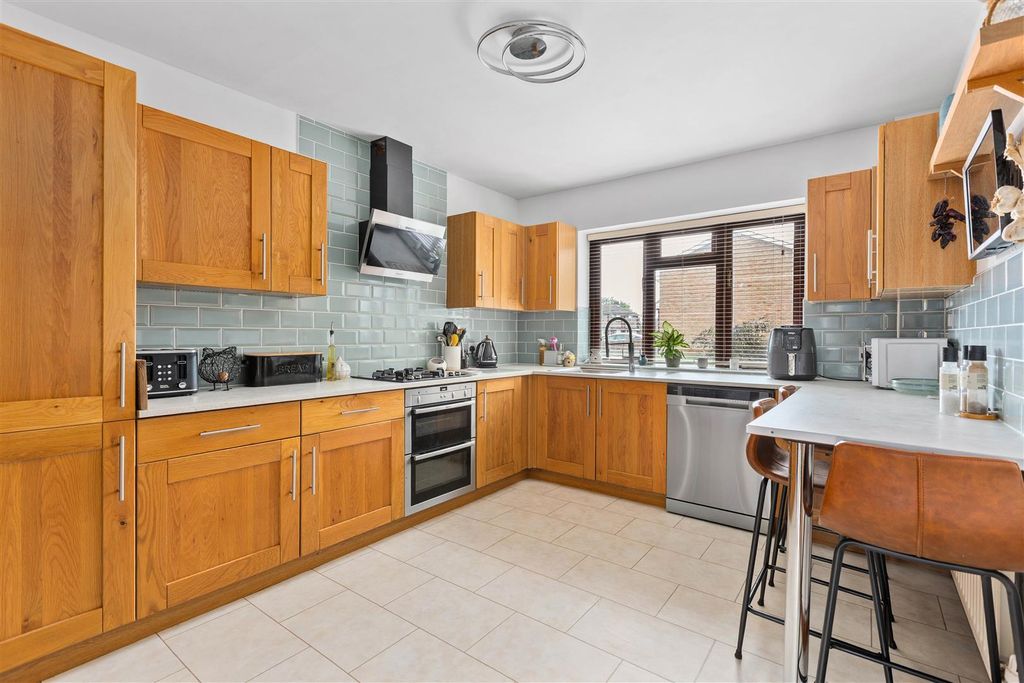 Property photo 3 of 24 Kitchen/Breakfast Room