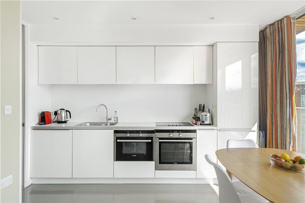 Property photo 3 of 16 Reception/Kitchen