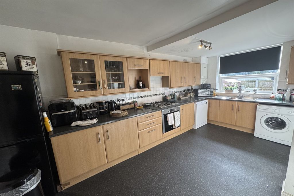 Property photo 3 of 11 Kitchen