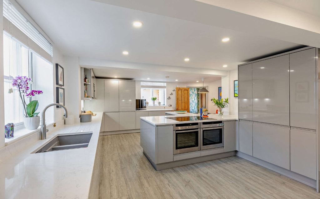 Property photo 2 of 30 Kitchen