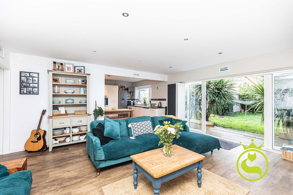 Property photo 2 of 27