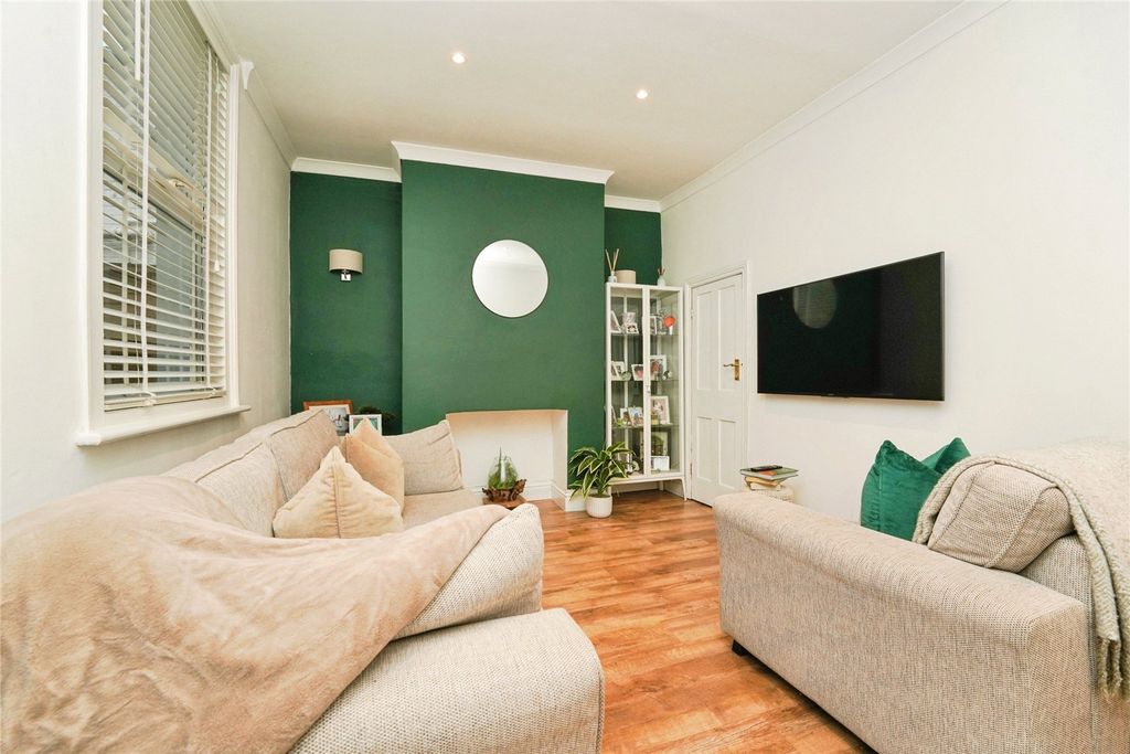 Property photo 3 of 17 Lounge