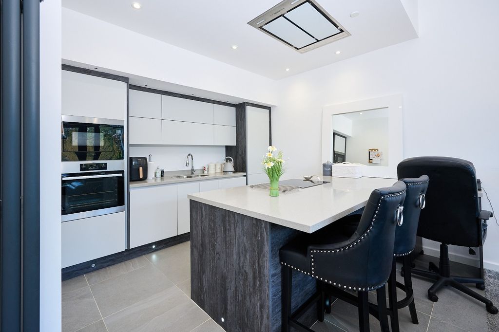 Property photo 3 of 22 5236254