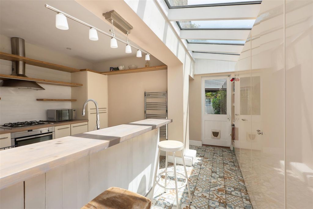 Property photo 2 of 19 Warwick Road, Whitstable