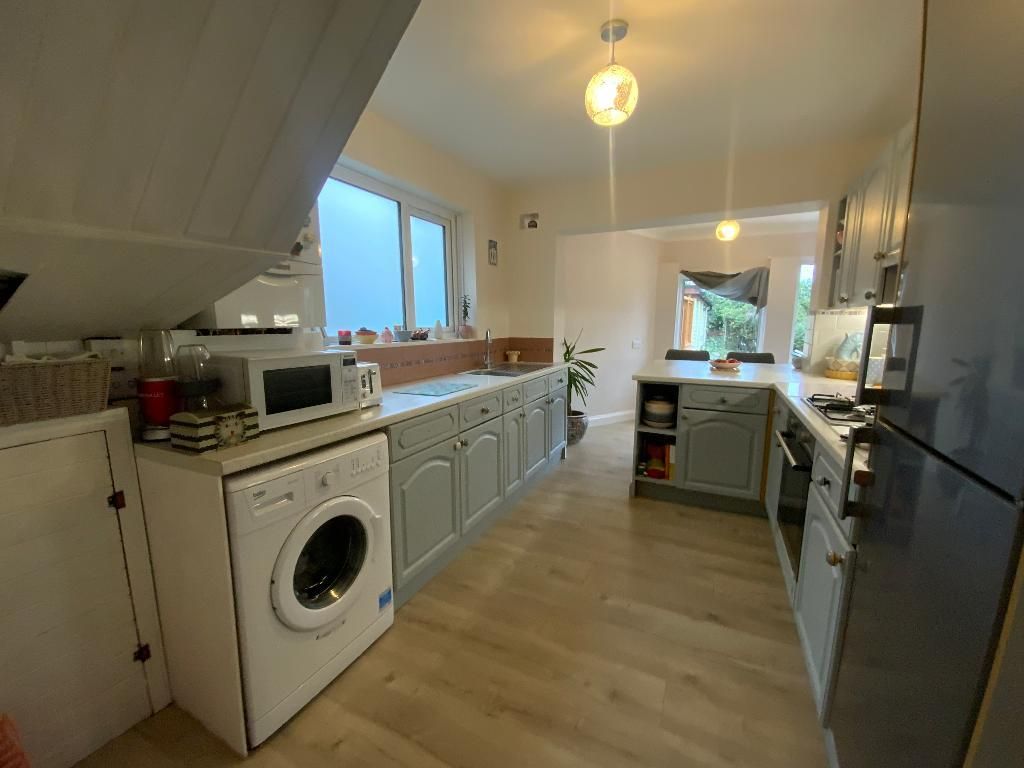 Property photo 2 of 18 L-Shaped Kitchen/Diner 18'11 x 18'3
