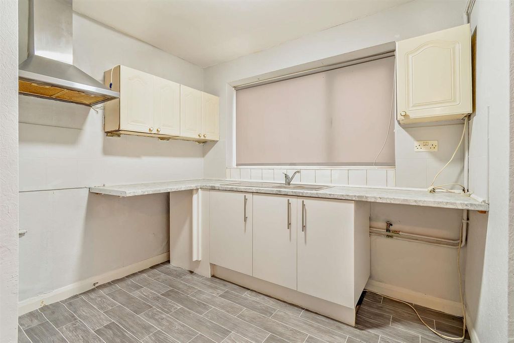 Property photo 3 of 13 8673227-Interior05-800.Jpg