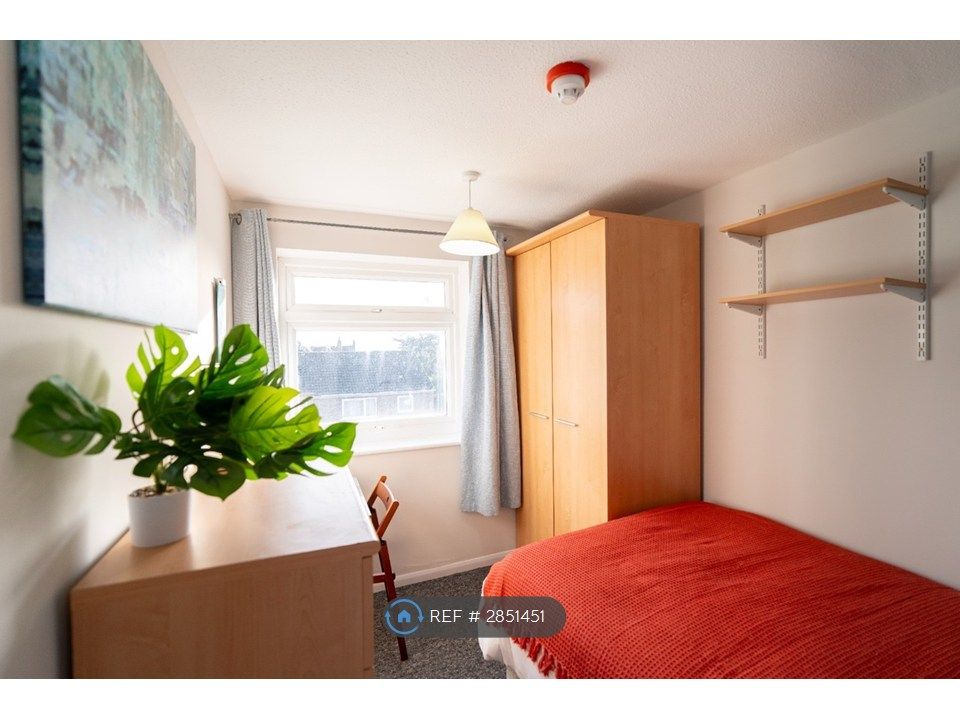 Property photo 1 of 15 Room 6