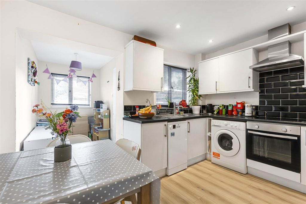 Property photo 3 of 18 6_64634.Jpg