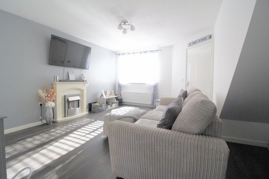 Property photo 2 of 17 Lounge