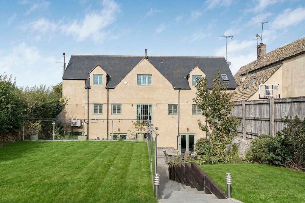 Property photo 1 of 37