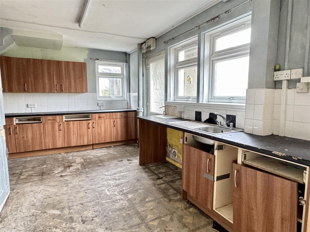 Property photo 2 of 23 Kitchen/Diner: