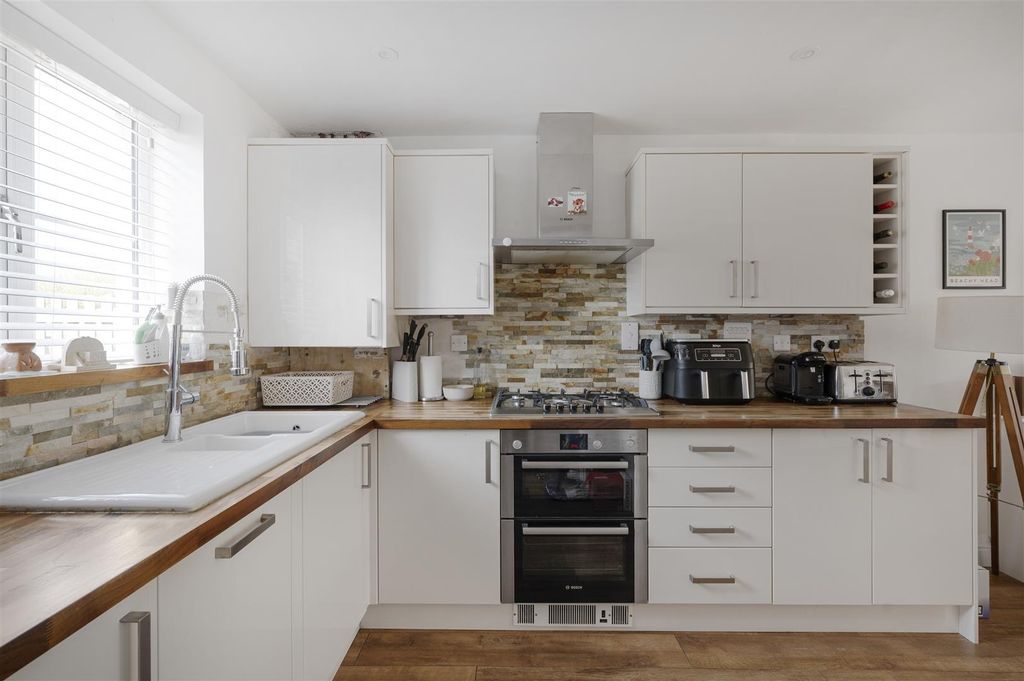 Property photo 3 of 20 Kitchen