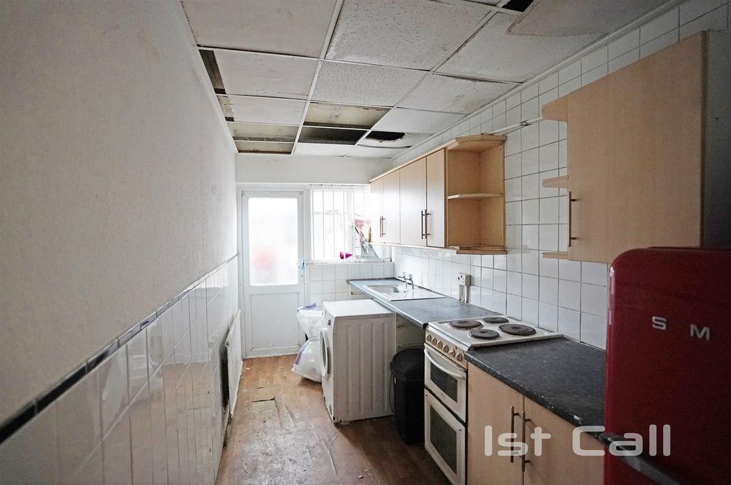 Property photo 3 of 8 Kitchen