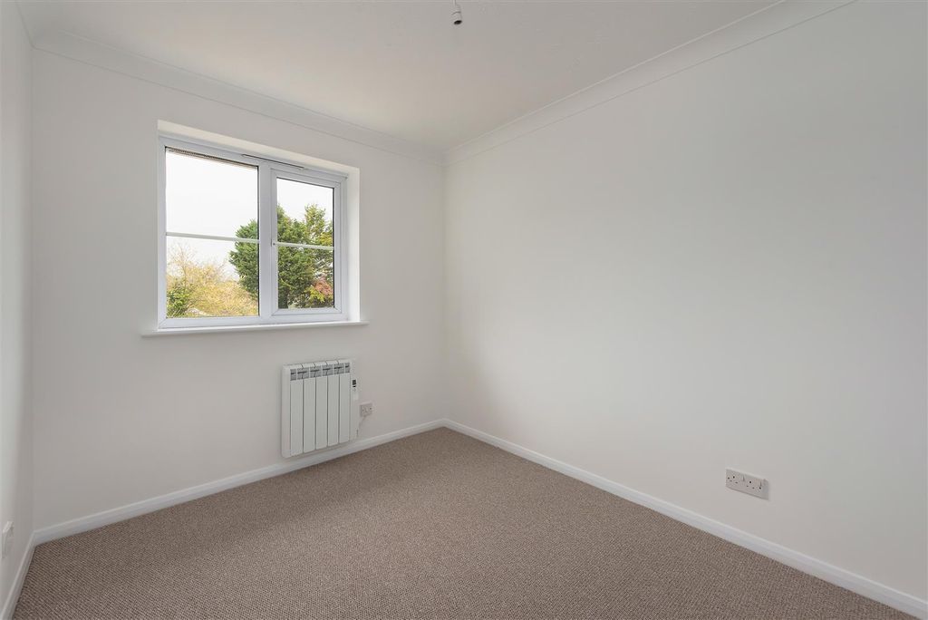 Property photo 1 of 15 Grimshill Road, Whitstable
