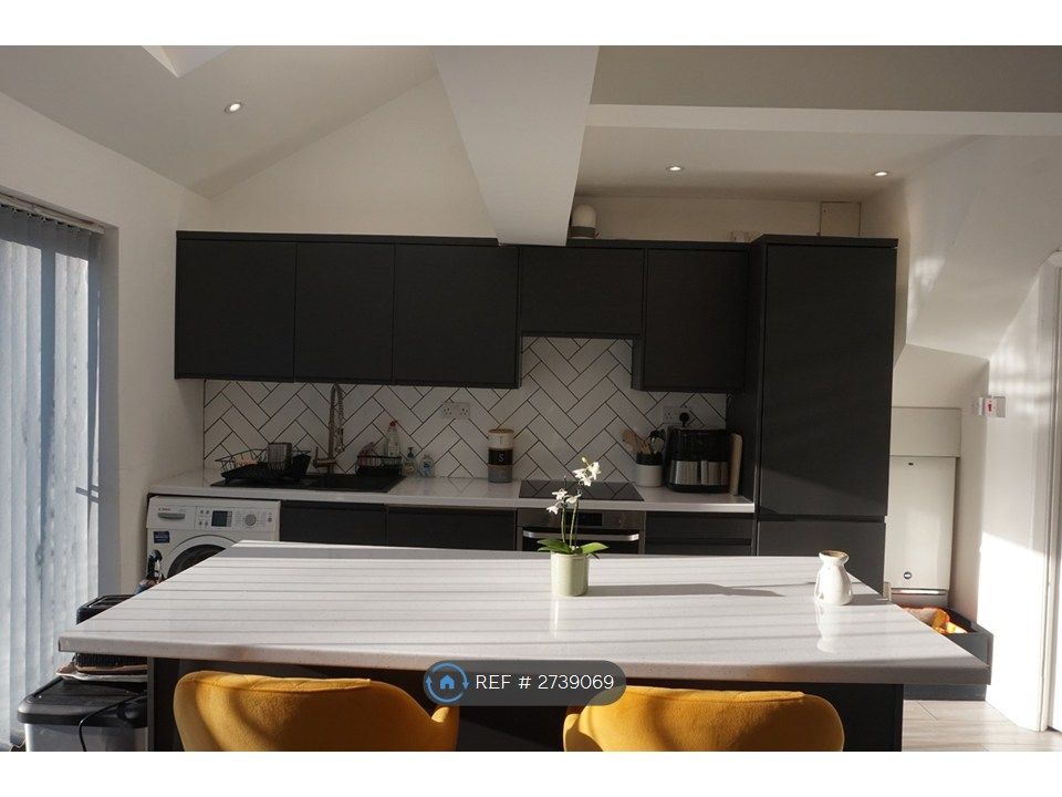 Property photo 3 of 17 Kitchen