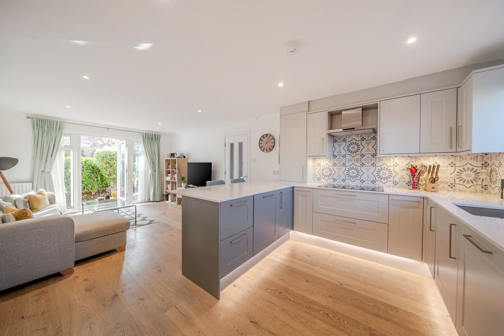 Property photo 2 of 19 1418500-16-699Db5...