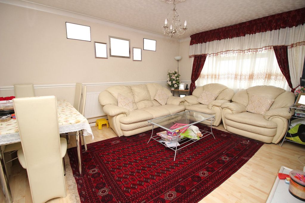 Property photo 3 of 9 Lounge