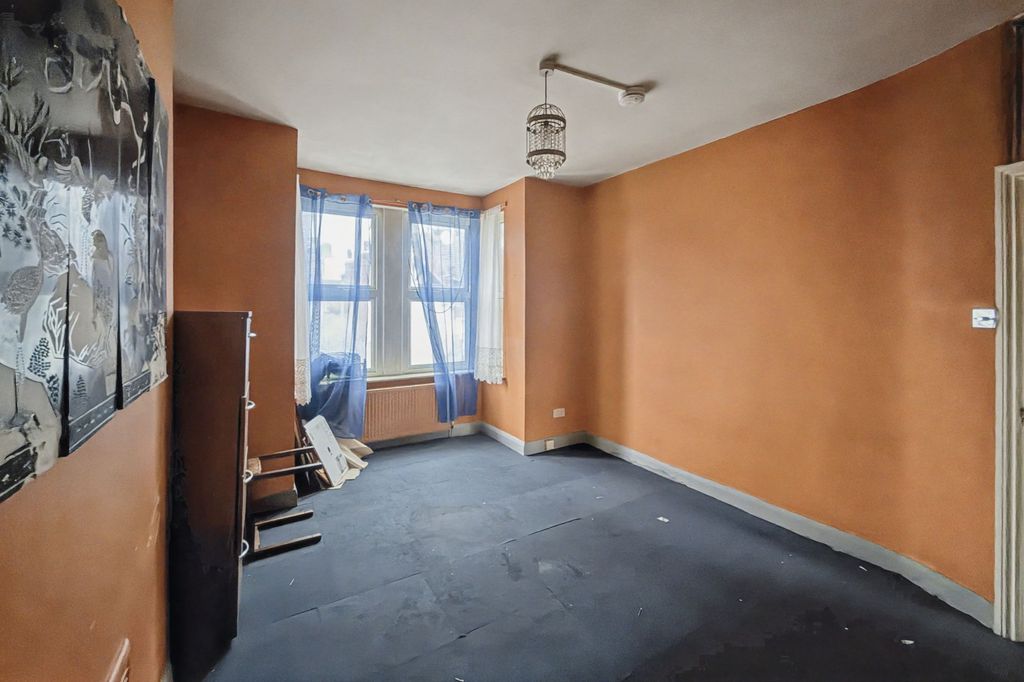 Property photo 3 of 7 Flat B, 10 Colchester Road, London, E10 6Ha