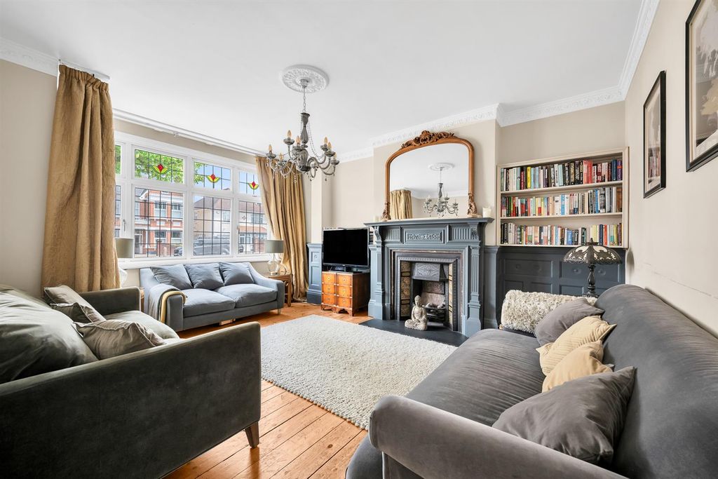 Property photo 3 of 24 Lounge