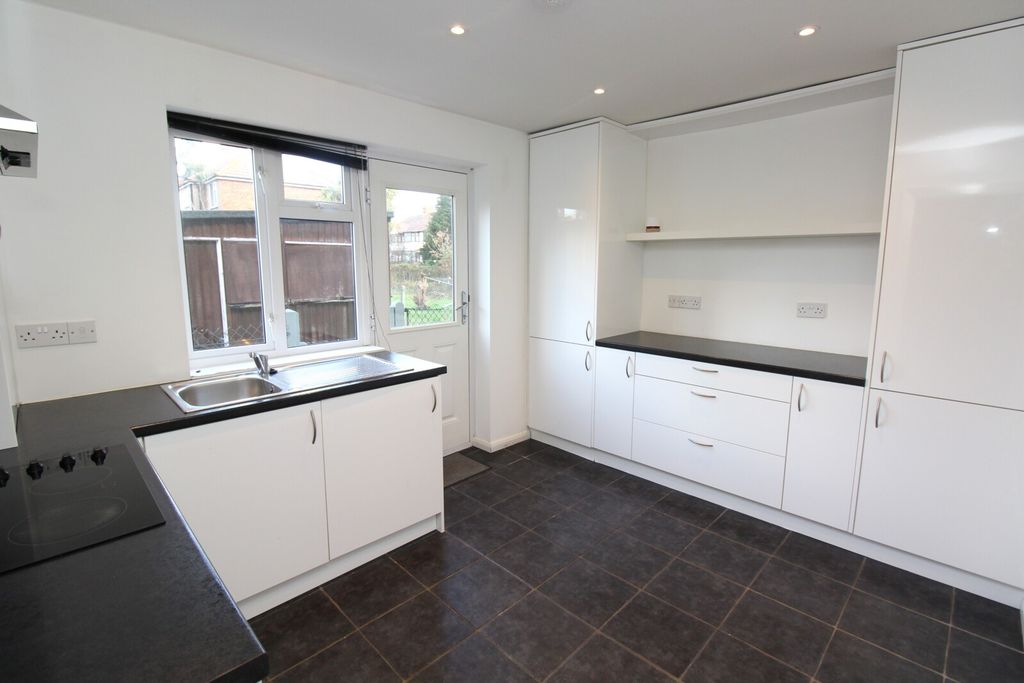 Property photo 3 of 9 Kitchen 2