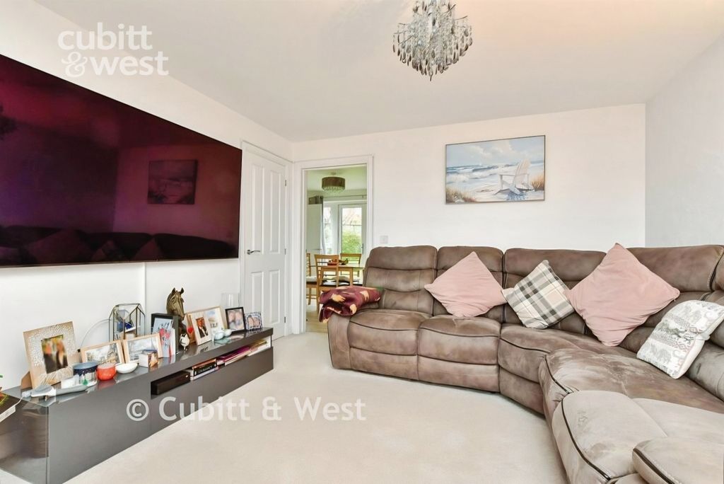 Property photo 2 of 13 Lounge