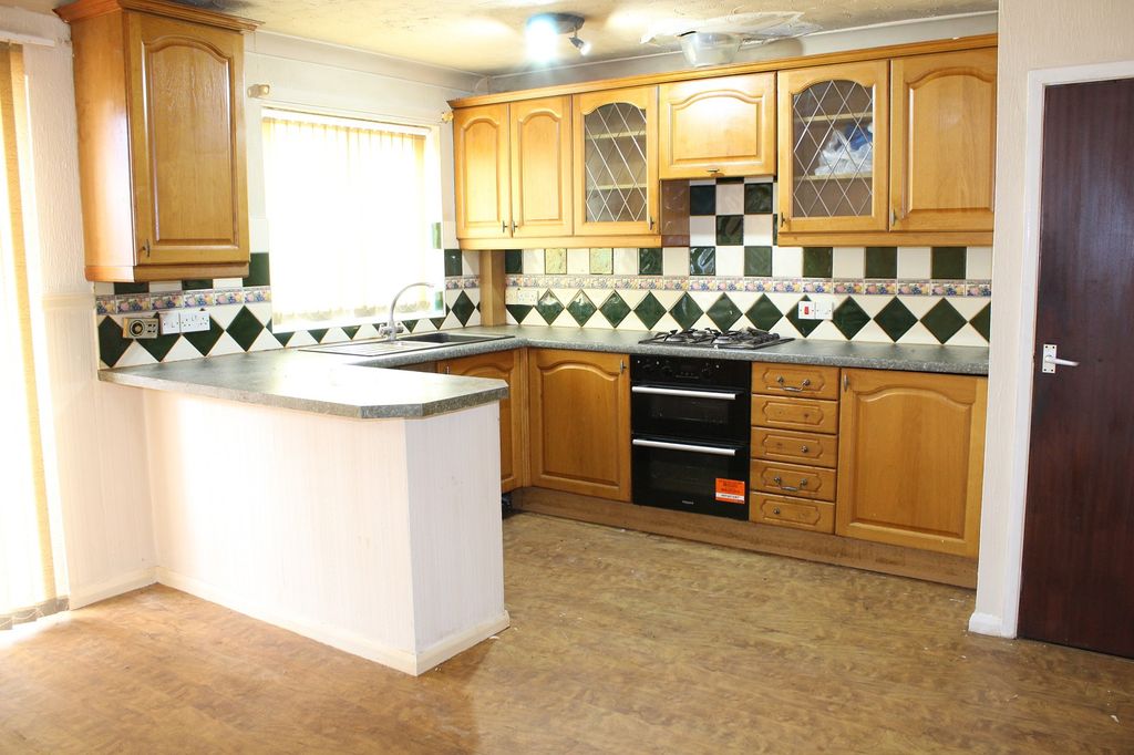 Property photo 2 of 10 Fitted Kitchen