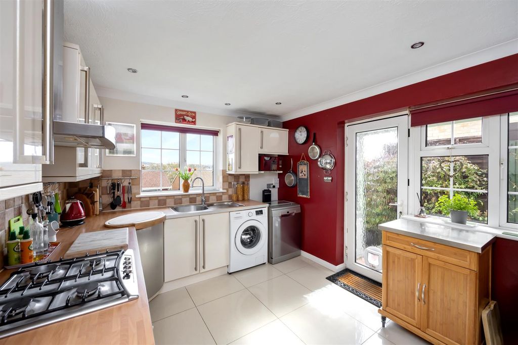 Property photo 3 of 21 Kitchen
