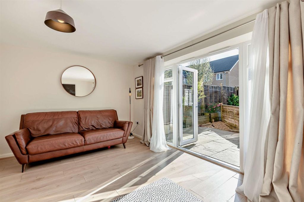 Property photo 3 of 13 8686830-Interior02-800.Jpg
