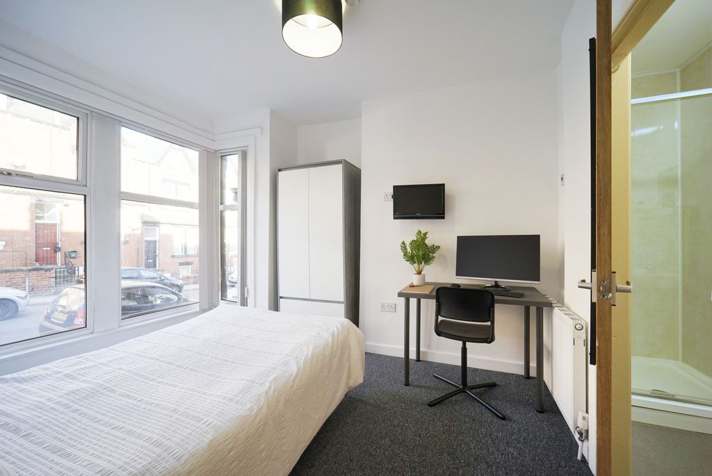 Property photo 3 of 27 A Bright And Modern Bedroom With Large Windows Pro...