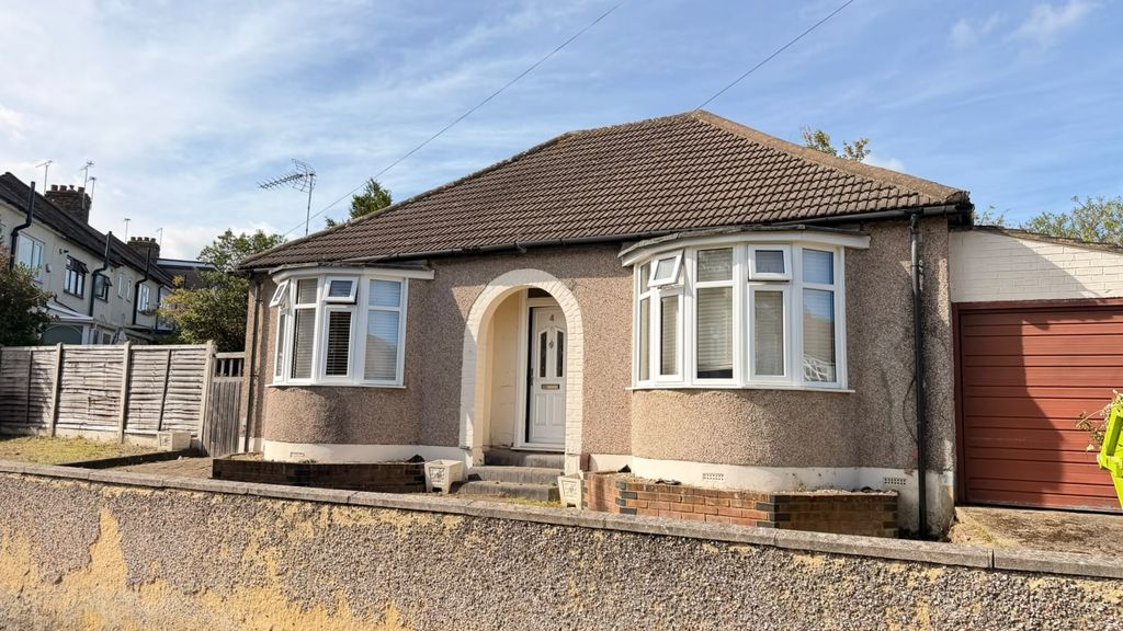 Property photo 1 of 11 3 Bed Detached Bungalow To Rent Kinfauns Avenue, Hornchurch Rm11 2Aw
