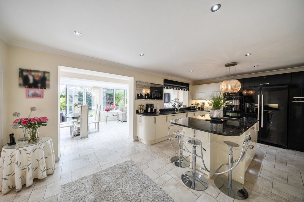 Property photo 2 of 41 1463471-25-6A0Ae4...