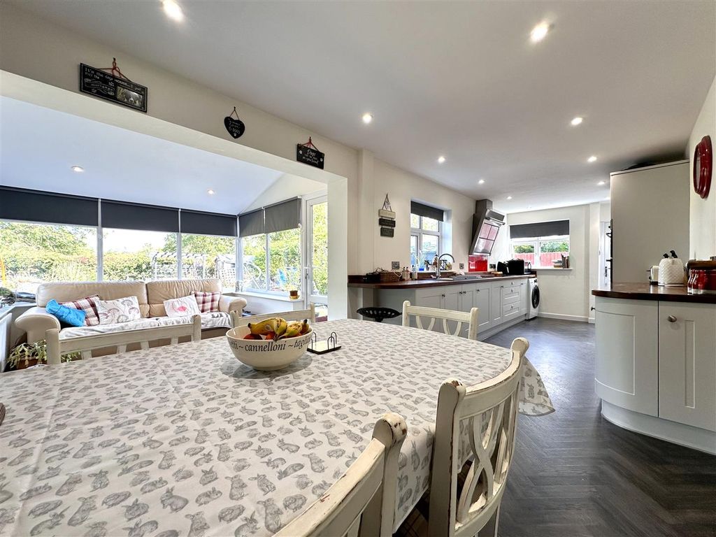 Property photo 2 of 22 Open-Plan Living/Dining Kitchen 871