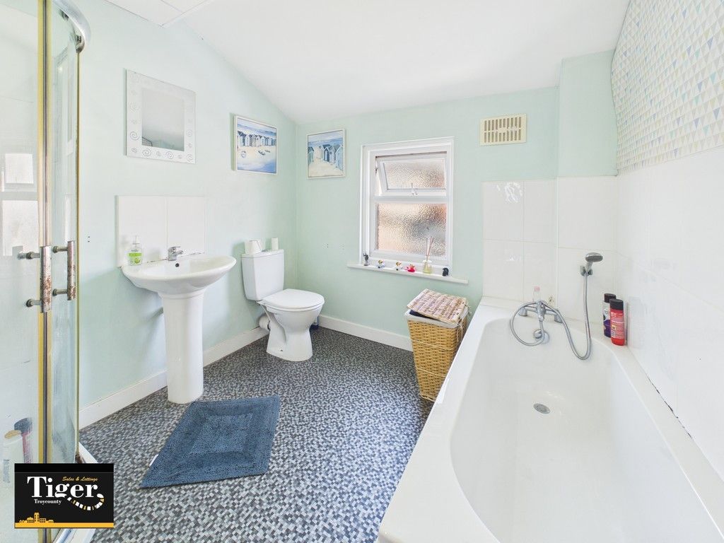 Property photo 3 of 5 Img_400030_4_Large