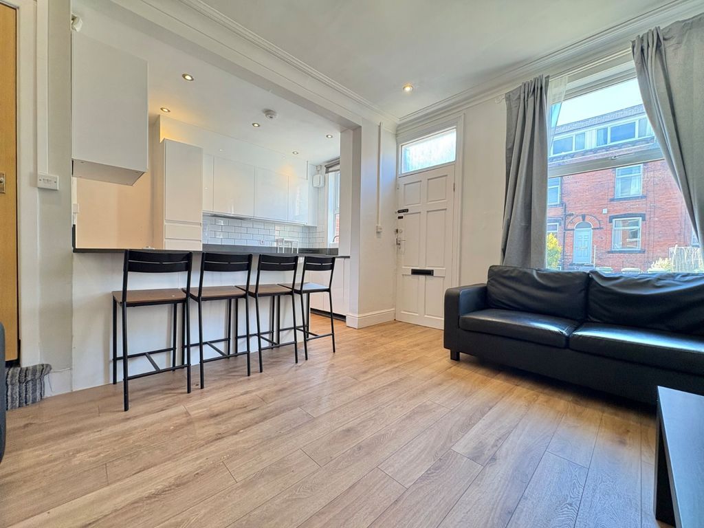 Property photo 2 of 15 Picture No. 14