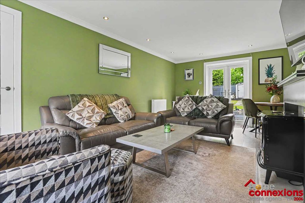 Property photo 3 of 21 Lounge (2)