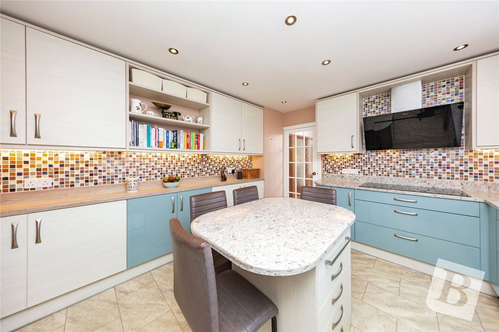 Property photo 3 of 25 Kitchen