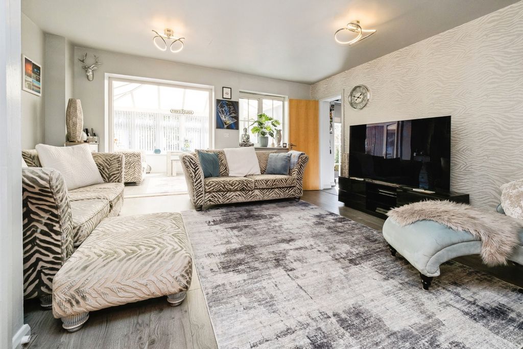 Property photo 3 of 21 Pbox-Img.Jpg