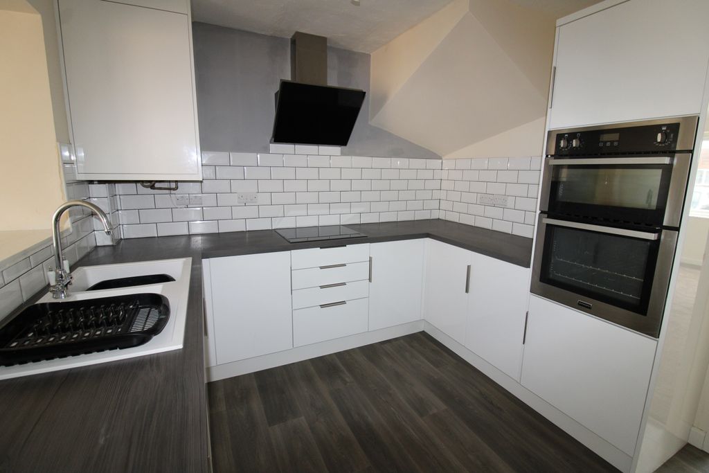 Property photo 3 of 11 Kitchen