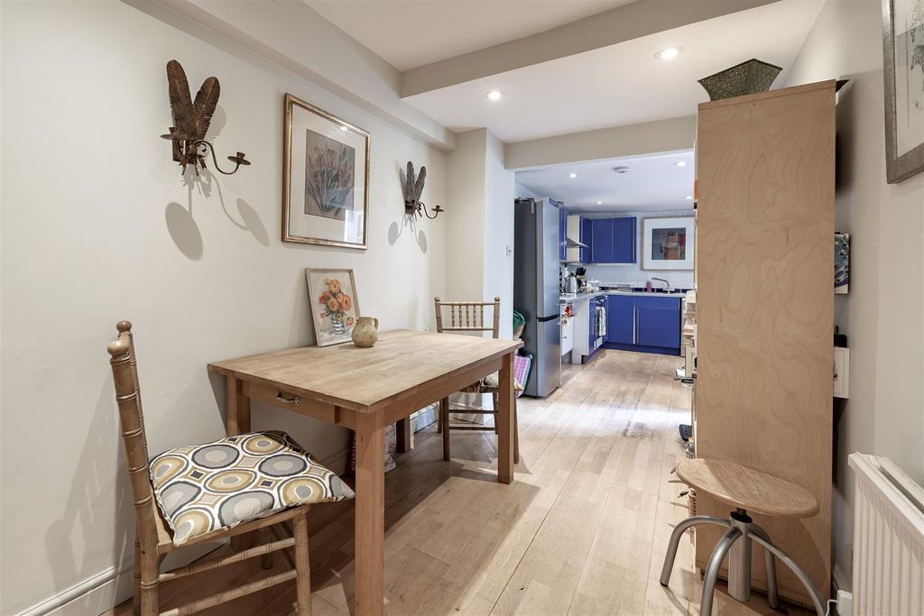 Property photo 2 of 8 Hazlitt Road
