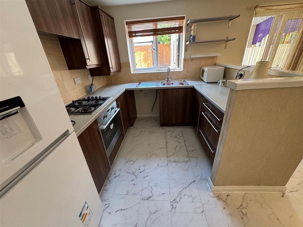 Property photo 3 of 7 Kitchen
