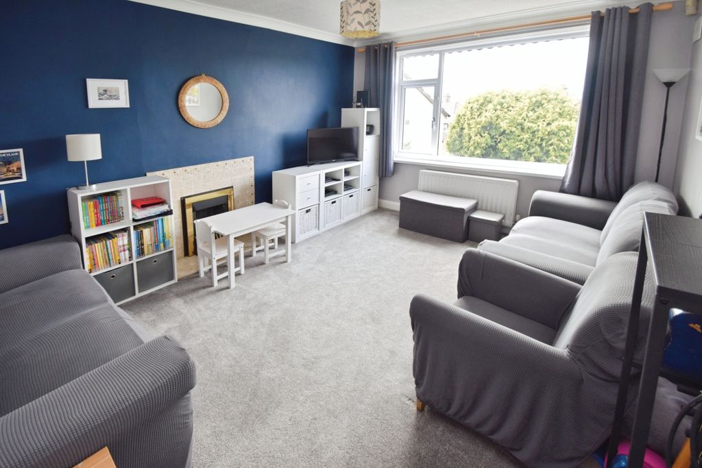Property photo 2 of 12 E17d9B26-Lounge
