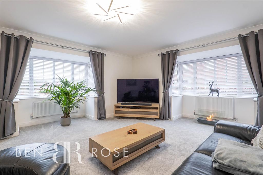 Property photo 3 of 36 Lounge