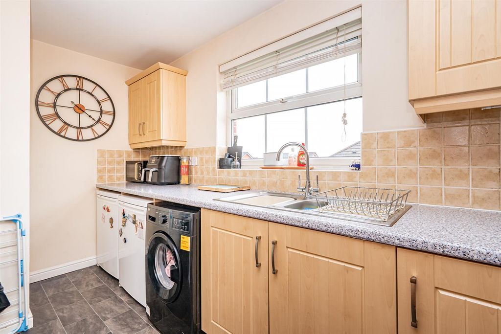 Property photo 3 of 14 Kitchen